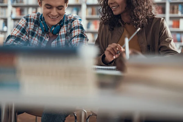 Primer plano de dos personas sonriendo mientras están sentadas juntas — Foto de Stock