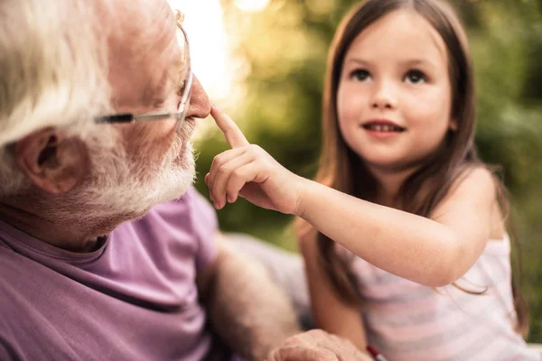 Viejo jugando con su nieta preadolescente — Foto de Stock