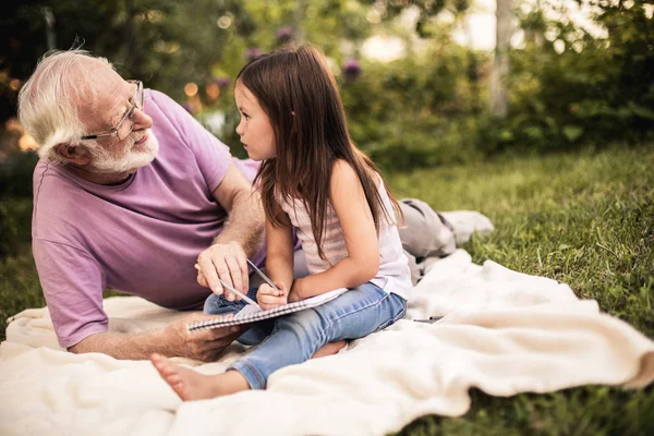 Grand-père passe du temps avec une petite fille dehors — Photo