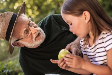 Olgun adam açık havada onun torun ile vakit