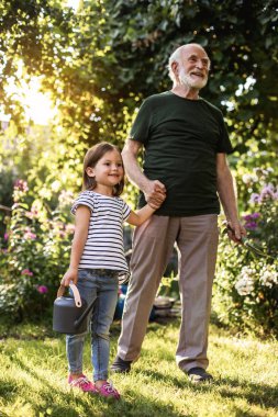 Yaşlı adam onun torunu güneşli arka ile
