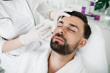 Sakallı adamın onun Dudak enjeksiyon getting kapat