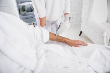 Spa salonu çalışan adamın Kolundaki saç kaldırma