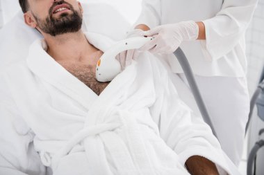 Lazer epilasyon geçiren biri yakın çekim