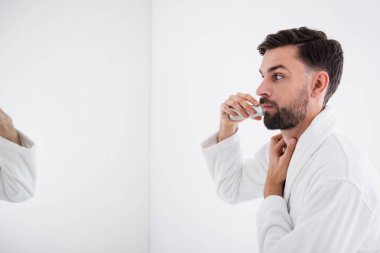 Ciddi adam boynu tıraş sakal süre dokunaklı