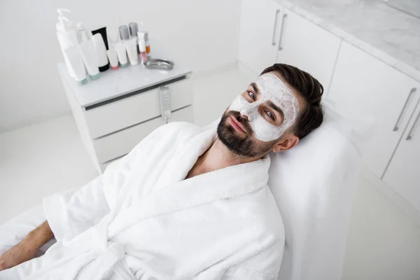 Спокійний чоловік маскує обличчя, відвідуючи косметолога — стокове фото
