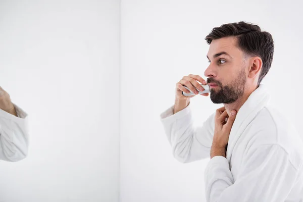 심각한 남자 수염을 면도 하는 동안 그의 목 감동 — 스톡 사진