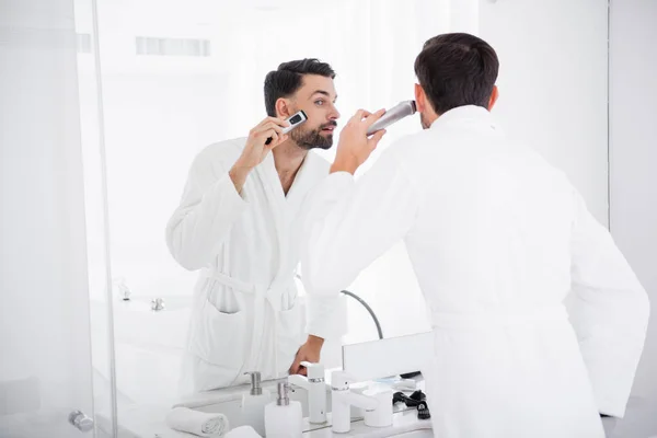 Dikkatli adamın sakalını banyoda tıraş kadar bel — Stok fotoğraf