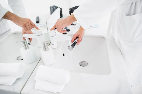 Närbild på personen rakning tvättmaskin i diskhon — Stockfoto