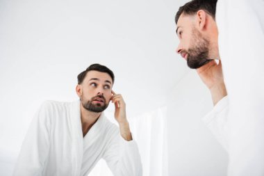 Onun Tapınağı'nda seyir ve dokunmadan özenli adam