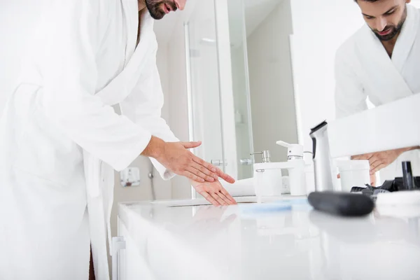 Sakin sakallı adam tuvalette ayakta ve onun el yıkama — Stok fotoğraf