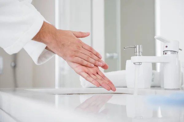 石鹸で手を洗う人のクローズ アップ — ストック写真
