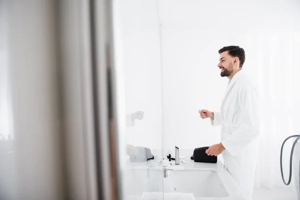 Homem feliz de pé com sua escova de dentes e sorrindo — Fotografia de Stock