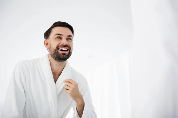 Primer plano del hombre feliz de pie y sonriendo — Foto de Stock