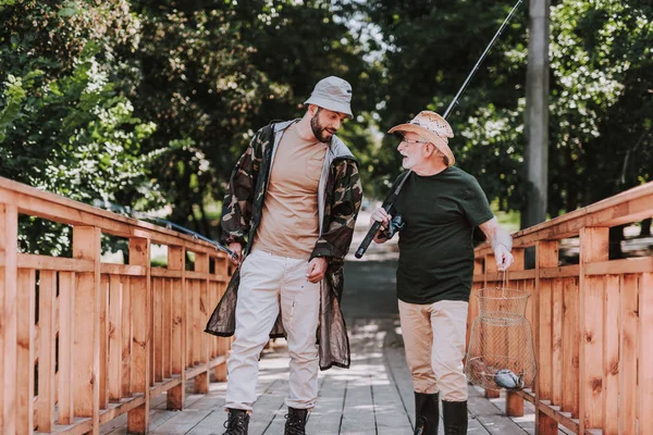 Älterer Angler und Sohn stehen auf der Holzbrücke — Stockfoto