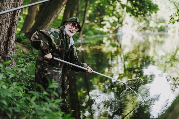 Alegre pescador envejecido disfrutando de su fin de semana de pesca — Foto de Stock