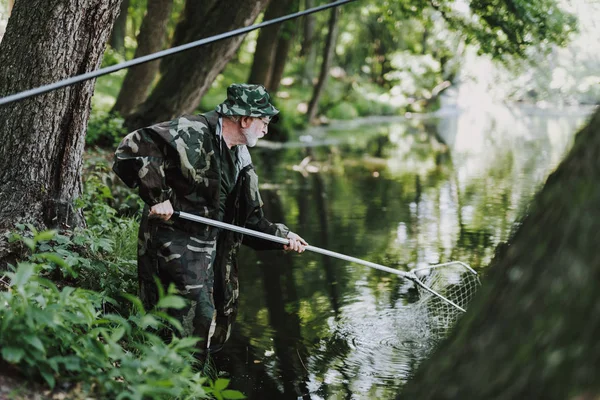 Επαγγελματίας ηλικίας ψαράς χρησιμοποιώντας δίχτυα αλιείας στο ποτάμι — Φωτογραφία Αρχείου