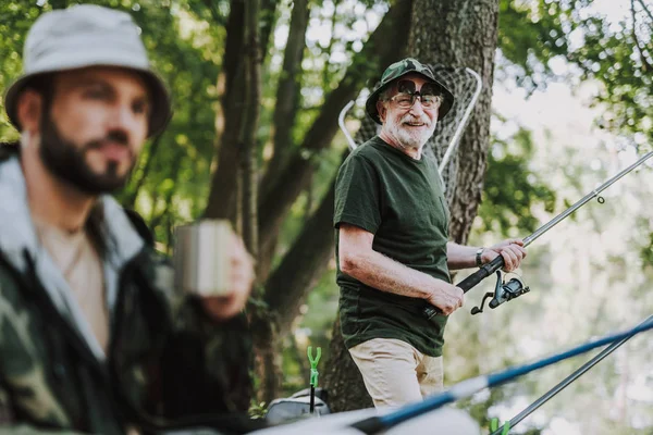 Χαρούμενη ηλικιωμένος άνδρας απολαμβάνοντας αλιείας το σαββατοκύριακο — Φωτογραφία Αρχείου