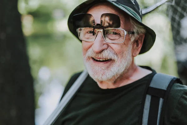 Hombre mayor positivo sonriendo a la cámara — Foto de Stock