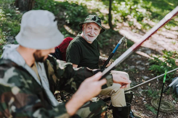 Radostné důchodci člověk požívající rybolov s jeho synem — Stock fotografie