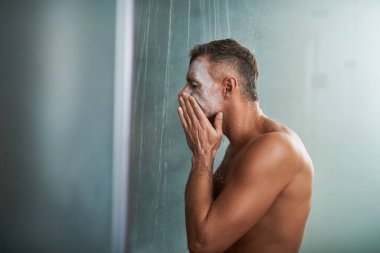 Evde duş güzel kas vücut ile genç adam