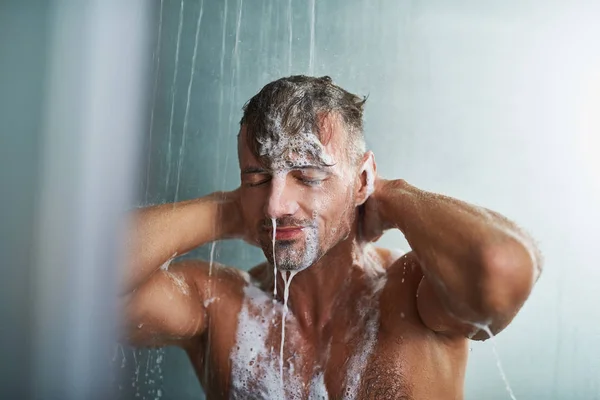 Knappe jongeman nemen douche thuis — Stockfoto