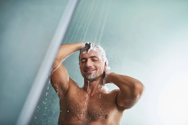 Jovem atraente com belo corpo lavando o cabelo enquanto toma banho — Fotografia de Stock