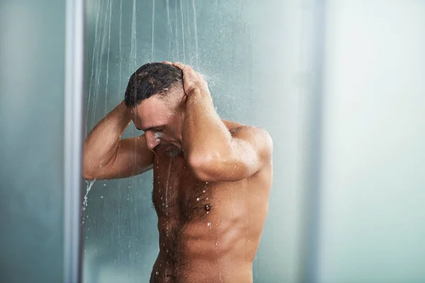 Hombre guapo con hermoso cuerpo muscular tomando ducha —  Fotos de Stock