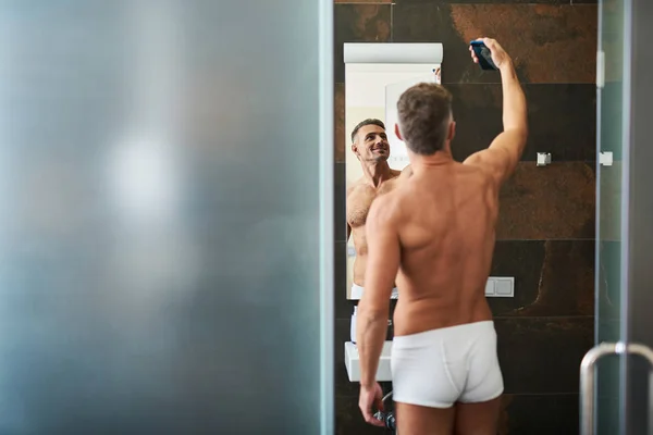 Guapo joven en calzoncillos blancos tomando selfie en el baño —  Fotos de Stock