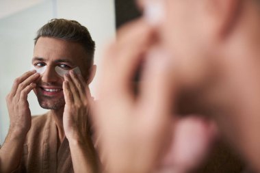 Banyoda gözlerinin altında yamalar dokunmadan yakışıklı genç