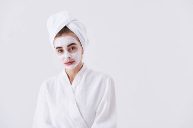 Onu yüz ayakta beyaz arka plan karşı maske ile genç bayan