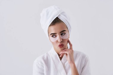 Dudaklar somurtarak gözlerinin altında yamalar ile çekici genç hanım