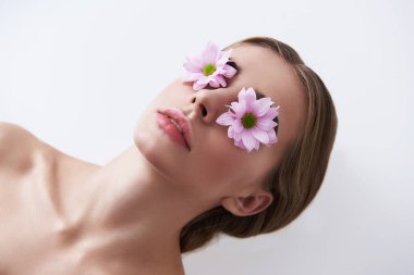 Kadın çıplak omuz ve biraz büyüleyici üstten görünüm portre yakından ağız rahatlatıcı açıldı