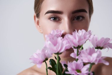 Sevimli genç kadının güzel pembe çiçek aroması