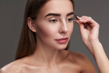 Kaşlarını cımbızla koparma güzel genç bayan