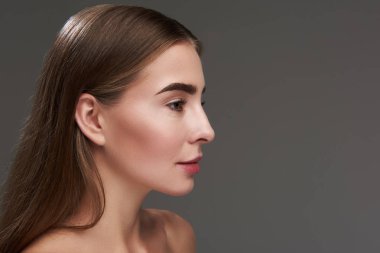 Mükemmel profil. Yan görünüm portre çekici kadının uzakta hafif gülümsemeyle seyir yukarıya kapatmak