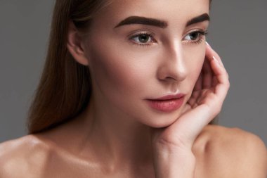 Gri arka planı poz mükemmel cilt ile güzel kız