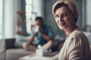 Gülümseyen ve memnun seyir orta yaşlı kadın yakın çekim