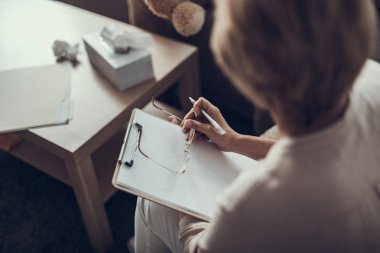 Psikoterapist elinde Pano üstten görünüm