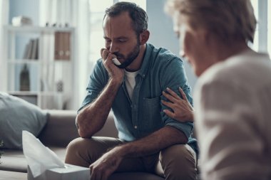 Sakallı adam gözleri ve omzunun dokunmadan kadın kapanış