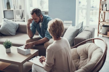 Ciddi adam onun psikoterapist ile otururken çatık