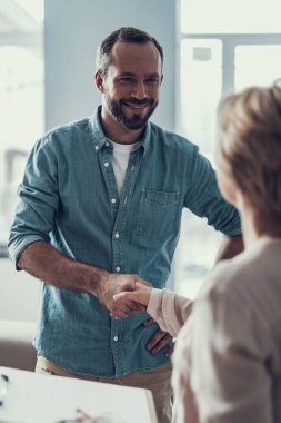 Onun psikiyatriste gülümseyen ve elini sallayarak mutlu adam