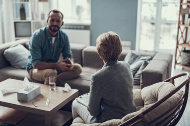 Tekli erkek gülümseyen önünde oturan kadın görünümünde nadir