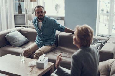 Gülümseyen ve onun psikolog arıyorum memnun adam