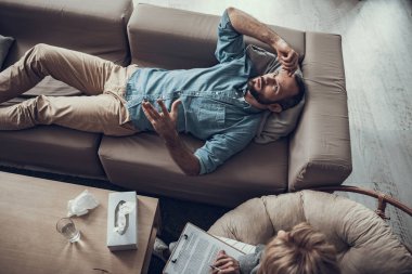 Duygusal adam psikoterapist ile toplantıda el hareketi