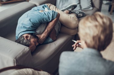 Psikolojik oturumu sırasında kıvrık adam