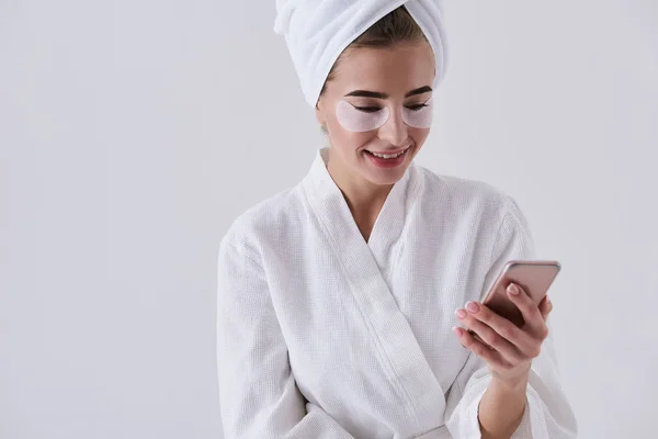 Joyful jovem com manchas sob os olhos usando celular — Fotografia de Stock