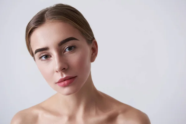 Jovem atraente com maquiagem natural isolada no fundo branco — Fotografia de Stock