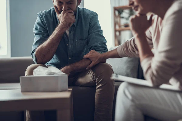 Homme déprimé pleurant les yeux fermés en étant avec un psychothérapeute — Photo