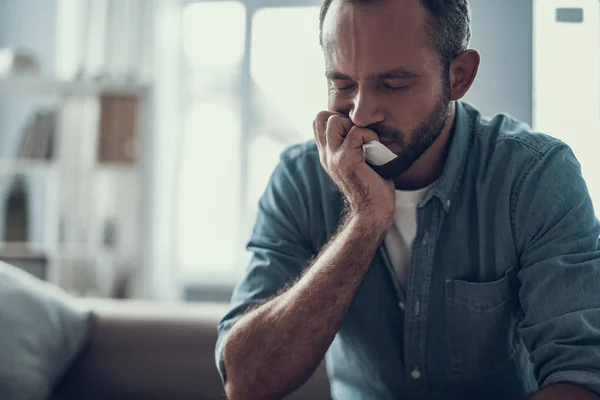 Primer plano del hombre barbudo sentado con los ojos cerrados — Foto de Stock